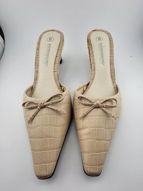 Expressions Beige Croc-Embossed Slip-On Mules with Bow 8 Exc Cond